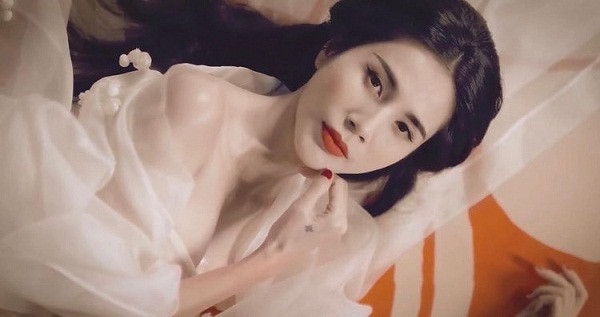 Mỹ nhân tuổi Sửu Thủy Tiên nổi tiếng là người có tâm giàu lòng nhân ái, nữ ca sĩ còn “đốn tim” người hâm mộ với gu thời trang ấn tượng và phong cách.