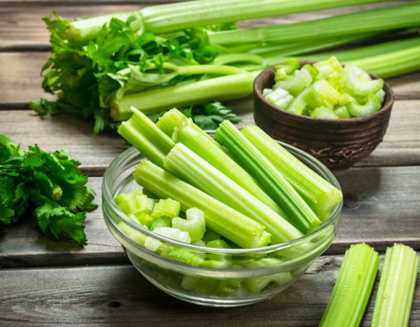 Cần tây cũng rất giàu các chất chống oxy hóa như apigenin, bergamot lactone... có lợi. Đặc biệt, khi chế biến không nên loại bỏ phần lá bởi chúng chứa nhiều vitamin và caroten hơn cả phần thân. Ảnh: Internet.