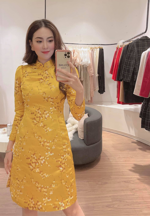 Mới đây, Mai Ngọc khiến fans được dịp mãn nhãn khi đăng ảnh trong trang phục áo dài cách tân trên trang cá nhân.