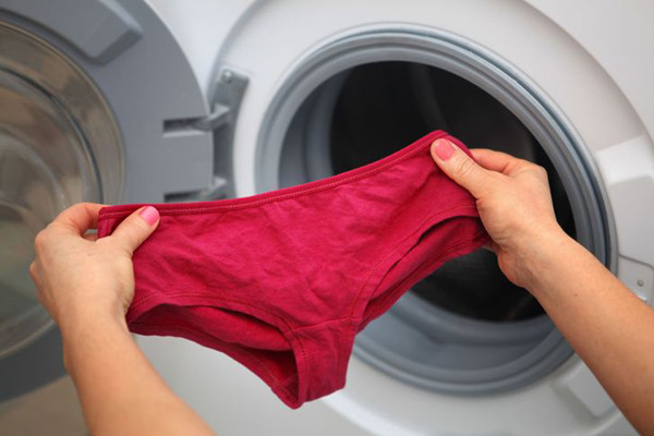Đồ lót cũ. Đồ lót không nên dùng quá lâu bởi ảnh hưởng trực tiếp đến sức khỏe người dùng. Cụ thể, quần lót cũ đóng cặn vàng có thể làm tăng nguy cơ viêm phụ khoa. Trong khi đó, áo lót dùng quá 6-12 tháng thì khó có thể đảm bảo chức năng nâng đỡ bầu ngực.