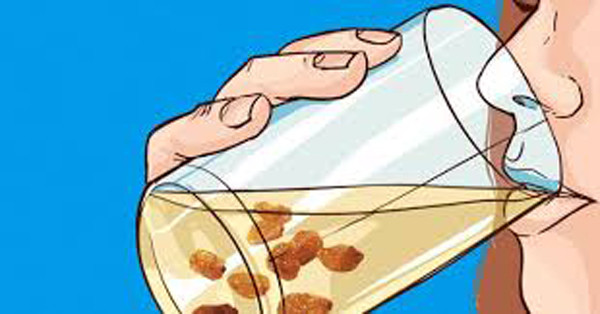 Nếu đã ngán ăn trực tiếp, bạn nên dùng 8-10 quả nho khô ngâm trong cốc nước qua đêm rồi thưởng thức. Chuyên gia sức khỏe cũng nhấn mạnh, chỉ khi ngâm với nước thì nho khô mới phát huy tối đa lợi ích sức khỏe.