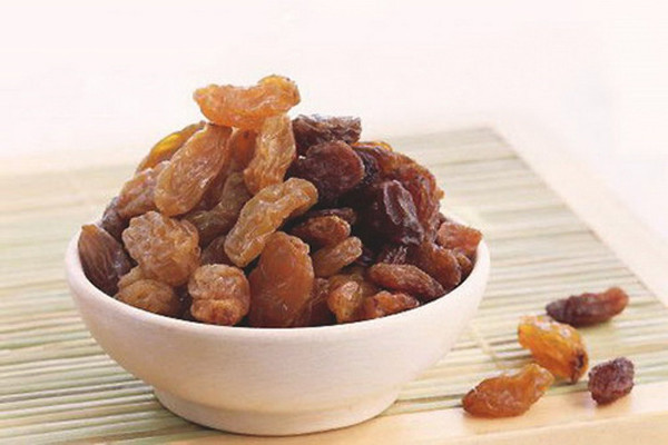 Sắt, vitamin B và các chất khoáng có trong nho khô sẽ giúp cơ thể bạn tăng cường sản xuất hồng huyết cầu trong máu, từ đó ngăn ngừa bệnh thiếu máu.
