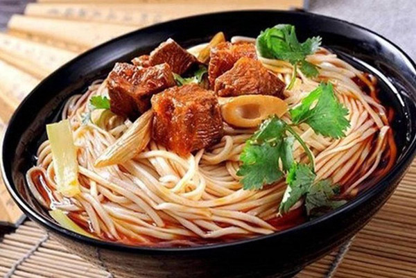 Những sợi mì dài biểu tượng cho cuộc sống dài lâu. Chính vì vậy, khi ăn người ta sẽ không dùng kéo cắt ngắn mà cứ thế thưởng thức trọn vẹn từng sợi.