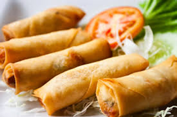 Chả nem. Chả nem phổ biến ở các tỉnh miền Đông như Giang Tây, Giang Tô, Thượng Hải, Phúc Kiến... Nhân nem có thể là rau củ, thịt hoặc đồ ngọt, cuốn trong một lá bột mỏng rồi rán giòn. Màu vàng ươm và hình dáng của chả nem giống như các thỏi vàng, đem lại may mắn cho năm sắp tới.