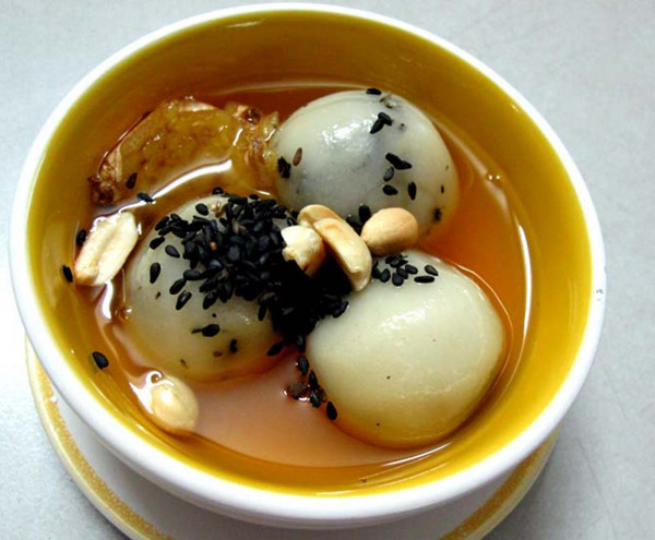 Lí do bánh trôi được lựa chọn trong thời khắc giao thừa bởi hình dáng tròn trịa viên mãn cùng cách phát âm (汤圆/ Tāngyuán) tương tự như từ đoàn tụ.