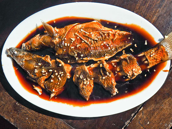 Cá nguyên con. Trong tiếng Trung, cá (鱼 Yú /yoo) được phát âm giống như từ “dư thừa”. Với mong muốn năm mới sung túc, dư dả, cá sẽ được thưởng thức vào bữa tối giao thừa.