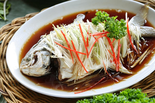 Có nhiều cách chế biến cá như chiên, hấp, om xì dầu... song cách nào cũng phải để nguyên con. So với các loại cá khác, cá diếc (jiyu) và cá chép (liyu) được sử dụng nhiều vì tên của chúng đồng âm với từ may mắn và món quà.