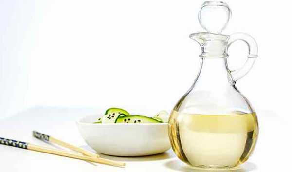 Giấm. Giống như nước tương, giấm càng để lâu càng được đánh giá cao. Nhiều người nghĩ rằng giấm để trong nhà thời gian lâu sẽ hết hạn, mất chất. Nhưng trên thực tế thì sự ngưng tụ bên trong chai giấm chính là tinh chất của nó.