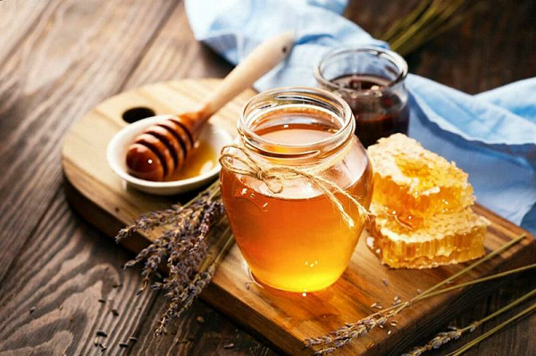 Lý do mật ong có thể để lâu được như vậy là vì trong mật chứa 70% đường và có đặc tính hóa học là hút ẩm. Vì vậy mật ong có độ ẩm rất thấp, trong môi trường gần như không có độ ẩm như vậy thì vi khuẩn không thể phát triển.