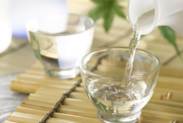 Rượu vừa nấu thường, hăng hắc. Đây là mùi của các độc tố có trong rượu như andehit, methanol, furfurol, …. Những độc tố này khi vào cơ thể sẽ ảnh hưởng trực tiếp đến sức khỏe. Nếu nồng độ độc tố cao, nó sẽ dẫn tới ngộ độc rượu, nặng hơn là tử vong.