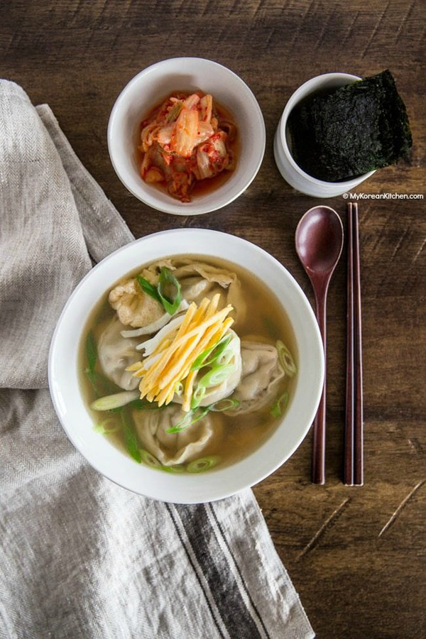 Manduguk (súp bánh bao). Cũng mang ý nghĩa cầu mong sự giàu có, manduguk là sự thay thế tteokguk ở một số vùng của Hàn Quốc. Hương vị của món ăn phụ thuộc vào thành phần nước dùng xương, thịt bò và cá cơm khô.