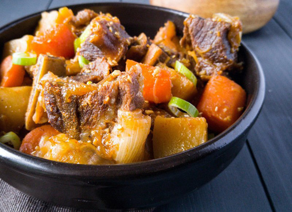 Galbi Jjim (sườn om Hàn Quốc). Nhờ được om trong thời gian dài, miếng sườn sẽ trở nên mềm mại đậm vị. Đặc biệt, sườn om phủ lớp sốt mềm ngọt kết hợp vị bùi béo của hạt dẻ rất hợp thưởng thức tiết trời lạnh giá xứ Hàn.