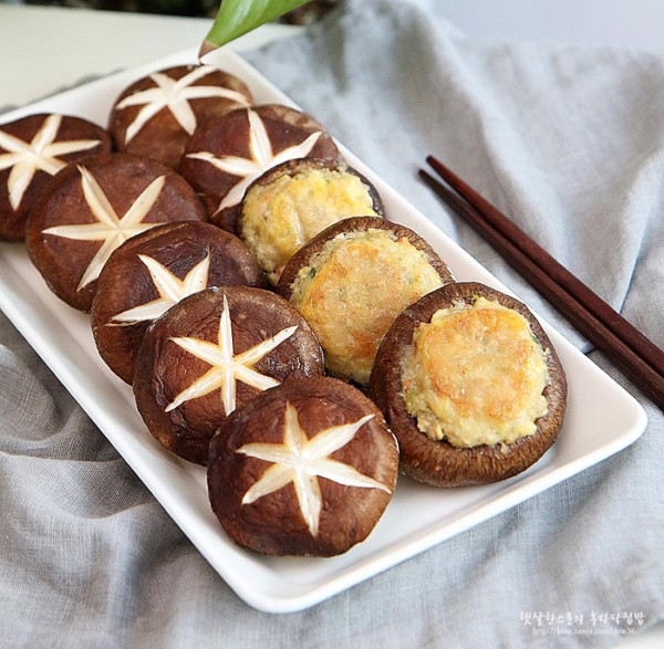 Pyogo Beoseot Jeon (nấm hương nhồi). Hương vị thơm ngon nên nấm hương nhồi thường được chọn ăn trong dịp đầu năm mới, tết trung thu. Sự kết hợp hài hòa giữa thịt bò, thịt lợn, hải sản với nấm vô cùng độc đáo, lại tốt cho sức khỏe.