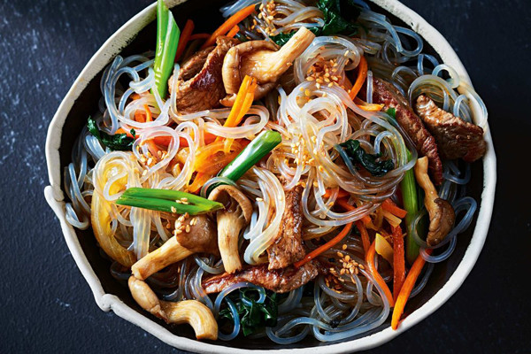 Japchae (mì xào Hàn Quốc). Japchae được làm từ mỳ thủy tinh (tương tự như miến). Đầu tiên, mỳ được trụng chín. Sau đó vớt ra trộn với cà rốt, hành tây, rau bina, nấm cắt sợi, đôi khi có cả thịt bò. Mì xào có thể dùng nóng hoặc lạnh.