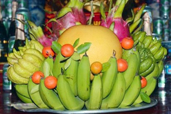 Khắc phục nhược điểm này, chuối tiêu nải to, nhiều quả ôm trọn những loại quả khác. Hơn nữa, chuối tiêu quả dài, xòe đều trông giống như bàn tay Phật mang hàm ý che chở, phù hộ con cháu trong gia đình.