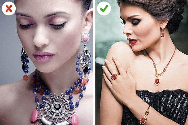 Dùng combo đồ trang sức. Chuyên gia sắc đẹp cho biết việc có nên áp dụng cả combo đồ trang sức hay không phụ thuộc vào kích thước của chúng. Dùng combo tinh tế giúp bạn trông thanh lịch hơn. Ngược lại, loại to bản lại khiến người đeo trở nên sến sẩm.