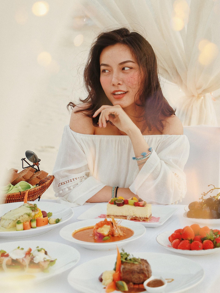 Còn ở Vinpearl tại Nha Trang, cô mang theo nhiều trang phục khác nhau để dễ dàng “tác nghiệp” trước mọi cảnh đẹp.