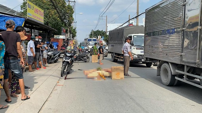 Va chạm với xe máy, nam sinh bị xe tải cán tử vong: Trưa 8/11, nam sinh khoảng 20 tuổi đi xe máy trên đường Vĩnh Lộc, đến trước số 1716 Vĩnh Lộc 9, xã Vĩnh Lộc B, huyện Bình Chánh, TP HCM thì va chạm với xe máy khác chạy cùng chiều. Cú va chạm khiến nạn nhân bị ngã xuống đường, lúc này, một xe tải đi từ phía sau không tránh kịp nên đã cán trúng khiến nạn nhân tử vong tại chỗ. Người điều khiển xe máy va chạm với nam sinh trên được cho là đã rời khỏi hiện trường sau đó.