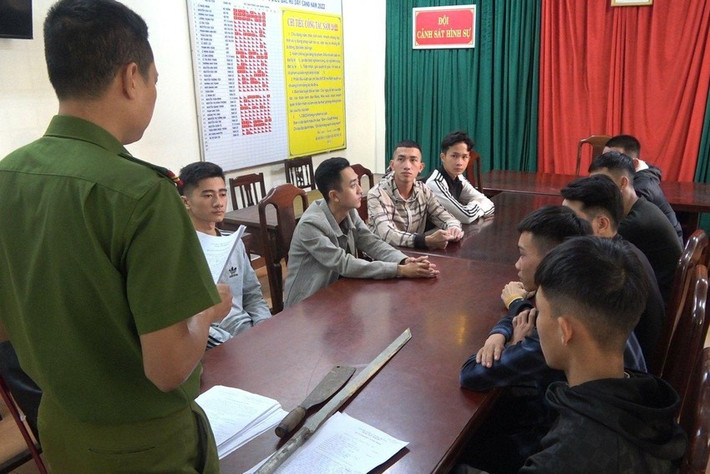 Giải quyết mâu thuẫn bằng dao, 10 thanh niên bị khởi tố: Ngày 8/11, Công an tỉnh Thừa Thiên- Huế đã khởi tố 10 thanh niên có hành vi cố ý gây thương tích. Trong đó, quyết định bắt tạm giam đối với Nguyễn Hữu Quang (SN 2002), Dương Gia Nguyên (SN 2001), Đoàn Đại Tiến (SN 2004) cùng ở xã Phú Dương. Đồng thời ra lệnh cấm xuất cảnh 7 đối tượng khác. Được biết, do có mâu thuẫn với Lý Trực Duy (SN 2004, trú cùng xã), Quang đã tập hợp nhóm gồm 10 người, mang theo dao, kiếm tự chế để giải quyết. Hậu quả, Duy bị chém vào phần đầu và lưng gây thương tích 20%.