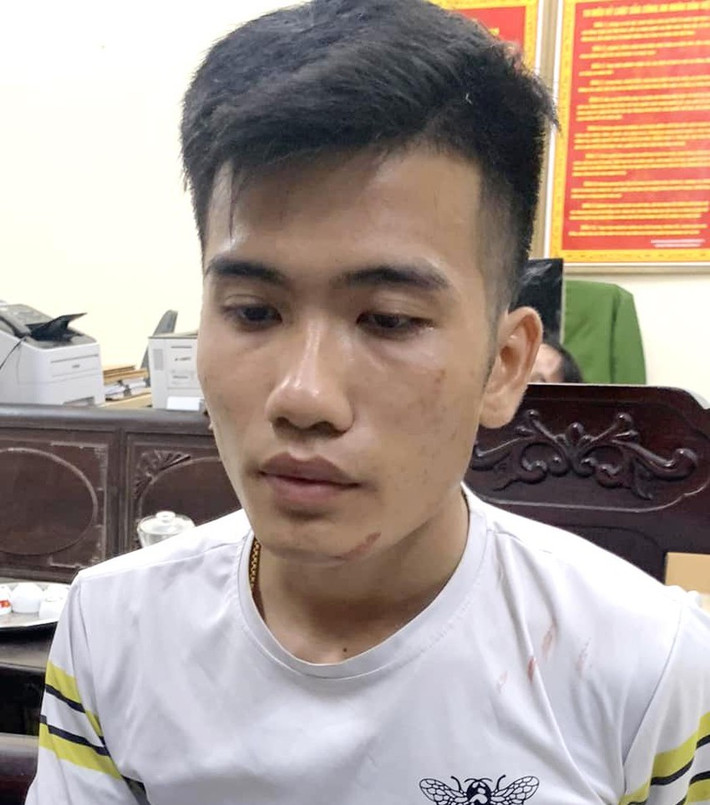 Kẻ cướp giật túi xách của phụ nữ bị bắt sau 5 giờ gây án: Ngày 8/11, Công an tỉnh Thanh Hóa đang tạm giữ hình sự đối với Cử Như Linh (25 tuổi, ngụ huyện Hà Trung, Thanh Hoá), để điều tra về hành vi cướp giật tài sản. Khoảng chiều 7/11, Công an tiếp nhận tin báo của chị T.T.T. về việc mình bị cướp giật khi đang dừng xe nghe điện thoại tại địa phận xã Đại Lộc. Chỉ sau 5 giờ, Công an xác định người gây ra vụ cướp giật là Cử Như Linh. Tại cơ quan công an, Linh thừa nhận trước đó đã gây ra một vụ cướp giật một túi xách bên trong có tiền và một điện thoại di động.