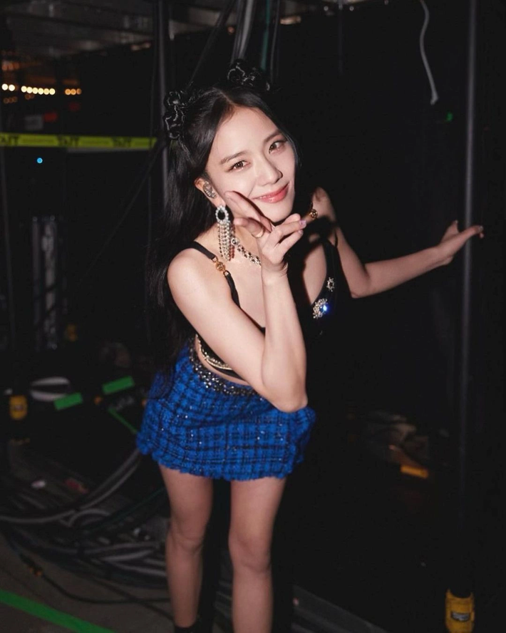 Về phần Jisoo, bức ảnh của cô được chụp từ buổi biểu diễn đầu tiên của BlackPink tại Dallas (Mỹ) ngày 28/10.