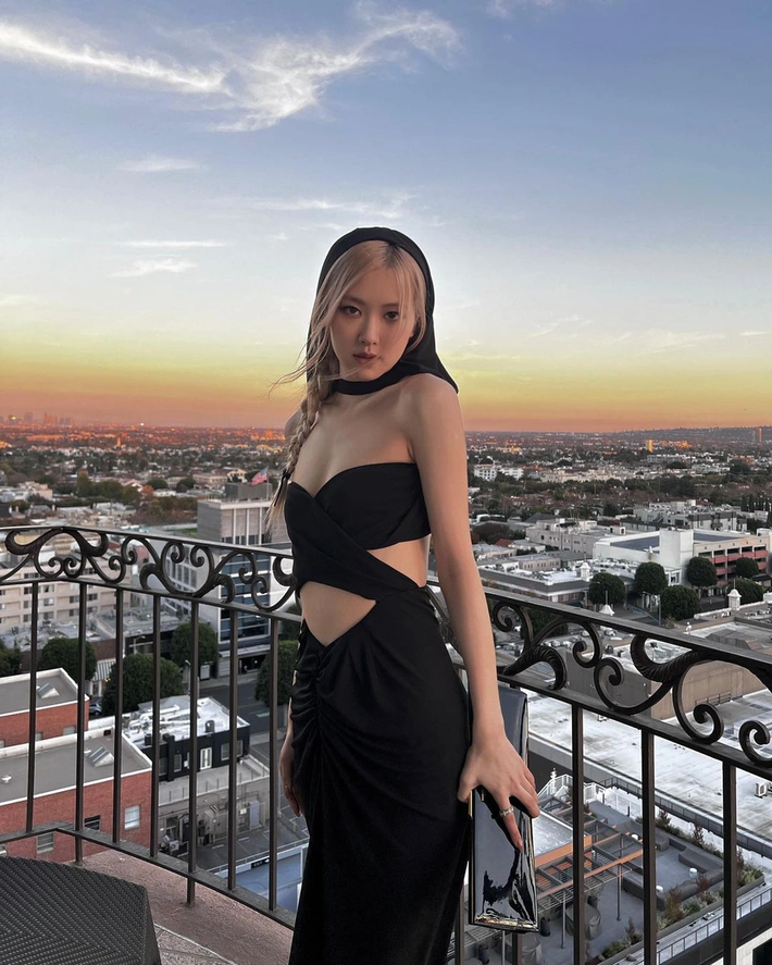 Gần nhất là hình ảnh Rosé khi tham dự sự kiện LACMA Art + Film Gala tại Bảo tàng Nghệ thuật hạt Los Angeles (LACMA) ngày 5/11.
