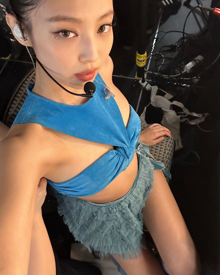 Các bức ảnh của Jennie được chụp trong buổi biểu diễn của BlackPink ở Dallas. Cô mặc áo crop top hai dây màu xanh và chiếc váy siêu ngắn.
