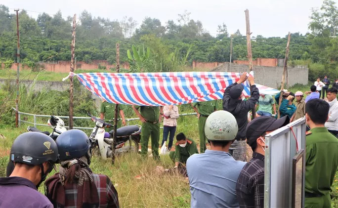 Phát hiện thi thể nam thanh niên nổi trên hồ: Trưa 1/11, Công an tỉnh Lâm Đồng cho biết đã phối hợp cùng các lực lượng chức năng tiến hành đưa một thi thể nam giới nổi trên hồ lên bờ. Thông tin ban đầu, sáng cùng ngày, một người dân khi bắt cá trên hồ Nam Phương (phường Lộc Phát, TP Bảo Lộc) thì phát hiện thi thể một nam thanh niên. Nạn nhân sau đó được xác định là anh Đ.P.Q. (27 tuổi; ngụ TP Bảo Lộc). Hiện, cơ quan công an đang tiến hành điều tra làm rõ nguyên nhân tử vong của nạn nhân.