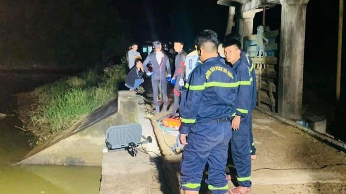 Phát hiện 1 thi thể cùng xe máy dưới đập nước: Sáng 11/11, UBND phường Đông Giang, tỉnh Quảng Trị, cho biết cơ quan chức năng đang điều tra, làm rõ nguyên nhân tử vong của 1 người đàn ông trên địa bàn. Trước đó, tối 10/11, người dân địa phương phát hiện ông Hoàng D. (66 tuổi, ngụ khu phố 5, phường Đông Giang) cùng xe máy ở dưới đập tràn Đại Độ 1 thuộc khu phố 5. Thi thể của ông D. được người dân địa phương đưa lên bờ. Riêng chiếc xe máy của ông D được lực lượng Công an tỉnh trục vớt vào tối cùng ngày.