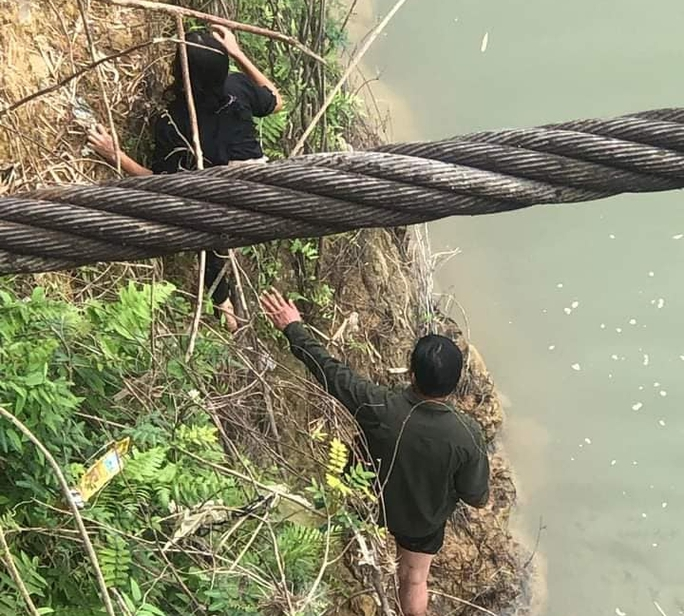 Dũng cảm lao xuống sông cứu người phụ nữ nhảy cầu: Ngày 11/11, xã Thanh Liên, huyện Thanh Chương, Nghệ An cho biết đơn vị này vừa có hình thức khen thưởng đối với công dân Trần Văn Tiến, người có hành động dũng cảm cứu người đuối nước dưới sông Giăng. Trước đó, trưa 10/11, anh Tiến nghe tiếng hô hoán, kêu cứu của người dân khi phát hiện một phụ nữ nhảy cầu Treo xuống sông Giăng tự tử. Ngay lập tức, anh Tiến nhảy xuống sông, tìm cách bơi lại gần cứu sống nạn nhân. Được biết, nạn nhân là chị N.T.T., trú xóm Liên Đồng, xã Thanh Liên, bị trầm cảm nhiều năm nay.