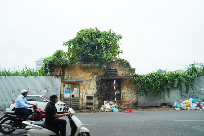 Dọc tuyến đường Nguyễn Công Trứ đang được quây tôn.