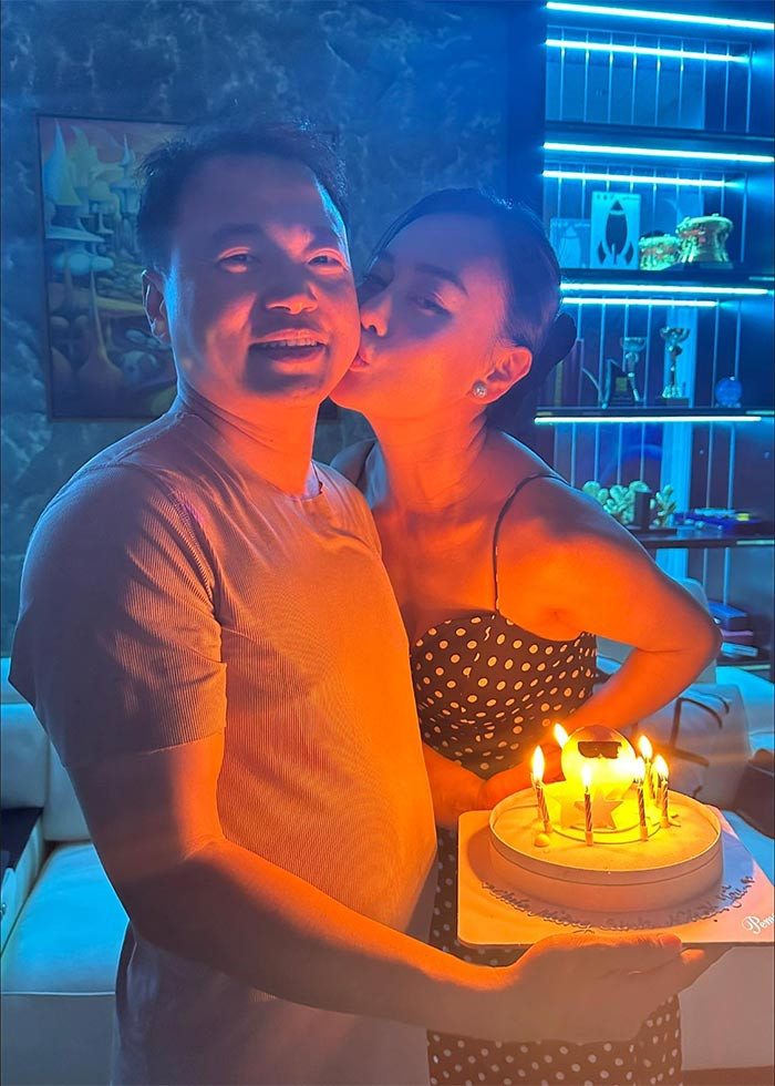 Phương Oanh - Shark Bình làm thủ tục kết hôn tháng 6 năm ngoái, sau một năm hẹn hò. Cuối tháng 7/2023, cặp đôi tổ chức lễ ăn hỏi. (Ảnh: FB Nguyễn Hòa Bình)