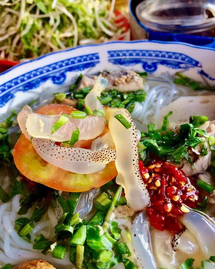 Bún sứa là một món ngon du khách nhất định phải thử khi đến Nha Trang. Sứa giòn tươi sần sật, nước dùng ngọt thanh kết hợp cùng sợi bún mềm mượt, đảm bảo ăn một lần là nhớ mãi.