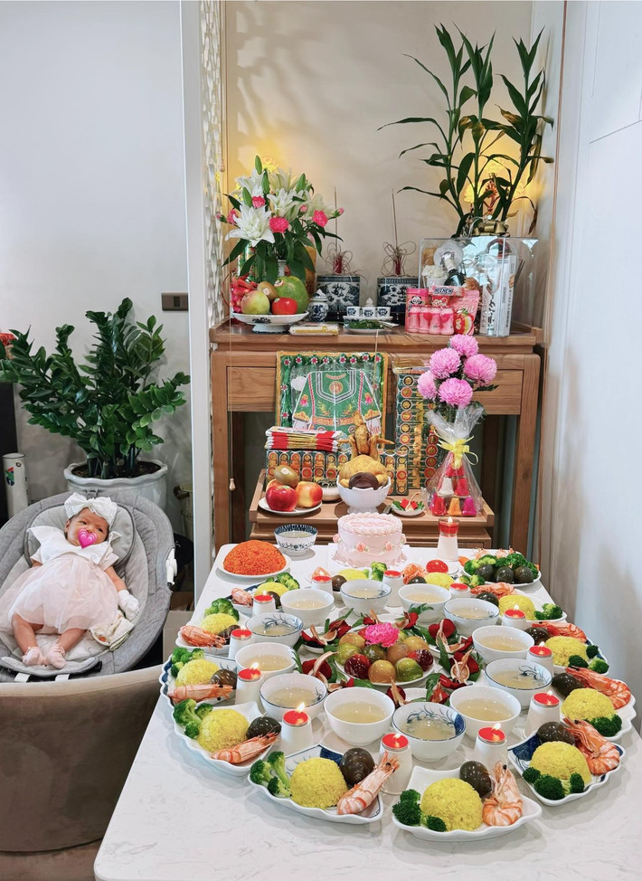 Nữ diễn viên Thu Quỳnh tổ chức đầy tháng cho con gái.