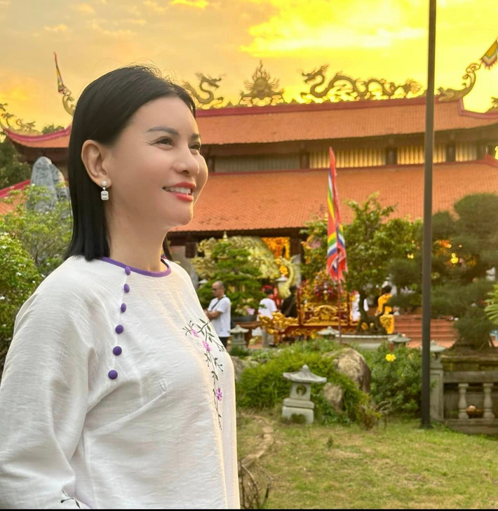 Cát Phượng trẻ đẹp trong tà áo dài khi đi cúng Tổ nghề sân khấu. Ảnh: FB Đỗ Cát Phượng