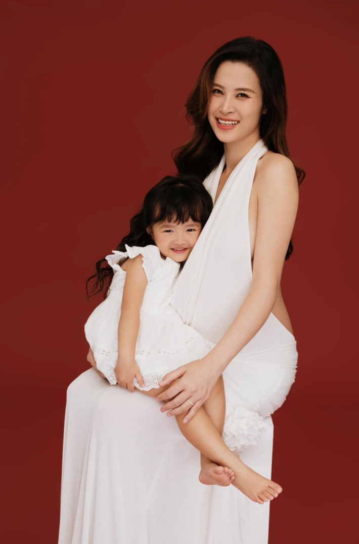 Tin tức sao Việt 23/6: Đông Nhi tung bộ ảnh mới bên con gái đầu lòng trên trang cá nhân.