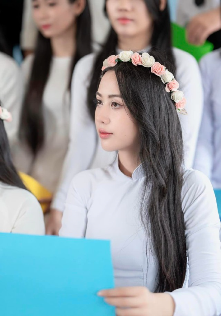 Bạn gái Hoài Lâm đăng ảnh tốt nghiệp cấp 3, nhan sắc diện áo dài nữ sinh gây chú ý.