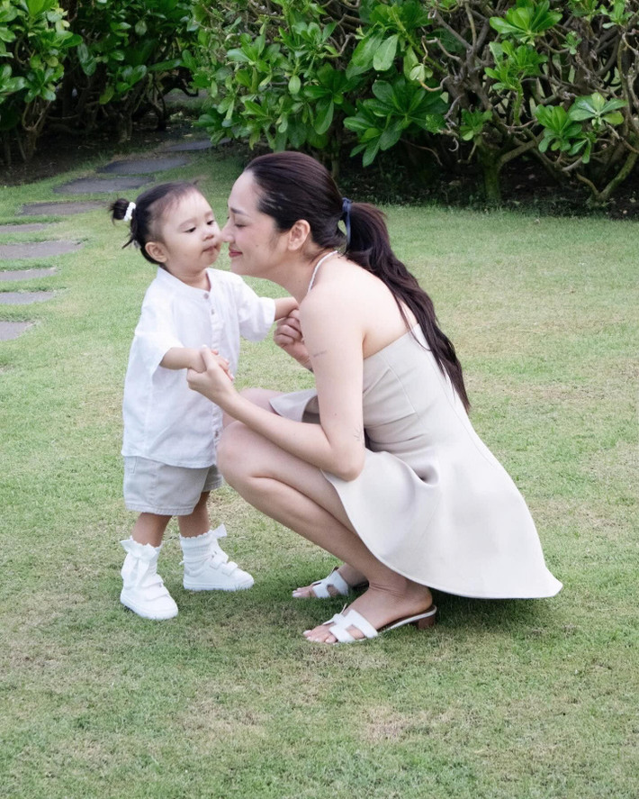 Ca sĩ Bảo Anh đăng ảnh bên con gái, cô chia sẻ: "Vui vẻ tích cực lạc quan đã còn lại tính sau đi". Ảnh: FB Bảo Anh