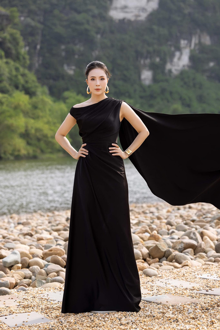 Hồng Diễm tham gia một sự kiện thời trang nhưng không quên chụp lại những khoảnh khắc xinh đẹp. Ảnh: FB Nguyen Hong Diem