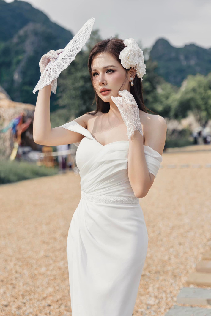 Diễn viên Phanh Lee đẹp gợi cảm ở Ninh Bình. Ảnh: FB Phương Anh Lê