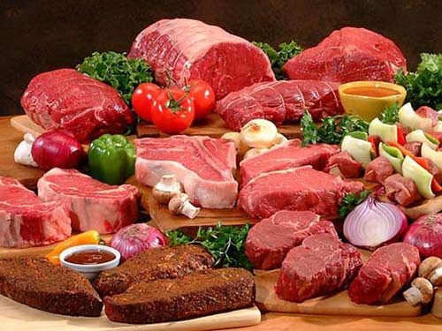 Thịt đỏ gồm thịt bò, thịt lợn, thịt cừu... tuy giàu dinh dưỡng nhưng nếu tiêu thụ quá mức có thể làm tăng nguy cơ ung thư đại trực tràng. Các nghiên cứu đã chỉ ra rằng, chất béo và sắt heme có trong thịt đỏ có thể gây tổn thương tế bào và thúc đẩy quá trình ung thư. Ảnh: Người lao động