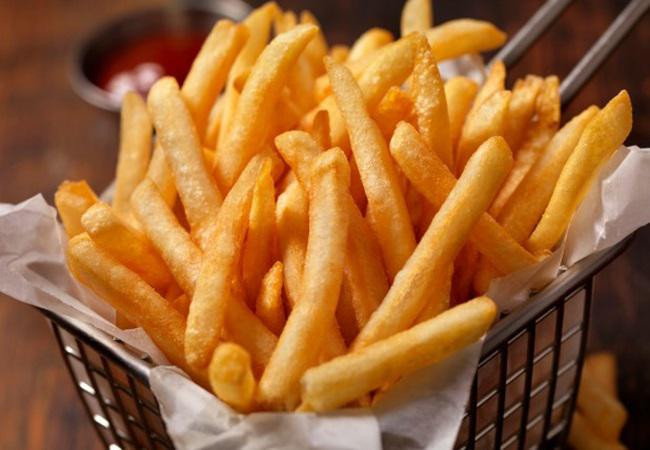 Khoai tây chiên là món ăn vặt khoái khẩu của người Việt, tuy nhiên thực phẩm này chứa acrylamide - một chất có khả năng gây ung thư. Acrylamide được sinh ra trong quá trình chiên, nướng thực phẩm giàu tinh bột ở nhiệt độ cao. Ảnh: Đời sống & Pháp luật