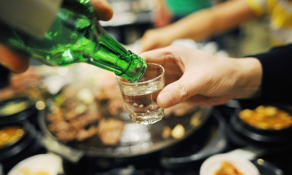 Sử dụng rượu là nguyên nhân gây ra bệnh ung thư lớn thứ hai sau thuốc lá. Mặc dù việc dùng rượu vừa phải có thể có lợi cho sức khỏe và giảm nguy cơ bệnh tim mạch, nhưng uống quá nhiều rượu lại có thể dẫn tới nguy cơ bệnh tim, đột quỵ, đột tử chưa kể tới các vấn đề xã hội khác. Ảnh: Người đưa tin