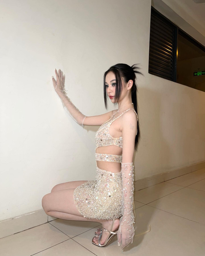 Phong cách thời trang của Phí Phương Anh cũng được đánh giá cao bởi sự trẻ trung, sành điệu và gợi cảm.