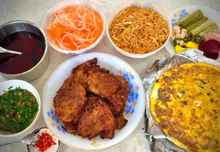 Món tủ của Diễm My là cơm tấm sườn bì chả - một món ăn rất đỗi Sài Gòn. Với món ăn do mình tự đặt tên là "Cơm tấm bà My", nữ diễn viên khoe thành phẩm là sườn cốt lết, bì thính, chả trứng nướng chín vàng với thành phần gồm có trứng gà, thịt xay, miến, mộc nhĩ, hành tím và gia vị. Món cơm tấm sử dụng hạt cơm tơi và để ráo nước, khi nấu không bị vón cục mà vẫn mềm mịn. Nước mắm cùng với mỡ hành beo béo cũng là thành phần không thể thiếu. Ngoài ra, Diễm My cũng chuẩn bị đồ chua khá đa dạng để ăn kèm.