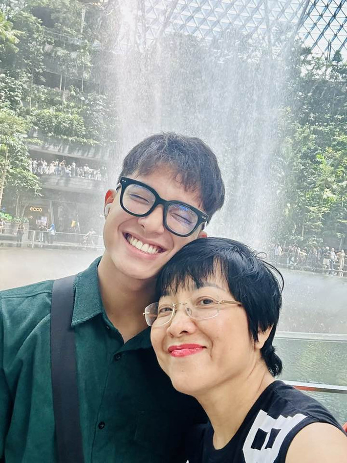 MC Thảo Vân thân thiết bên con trai.