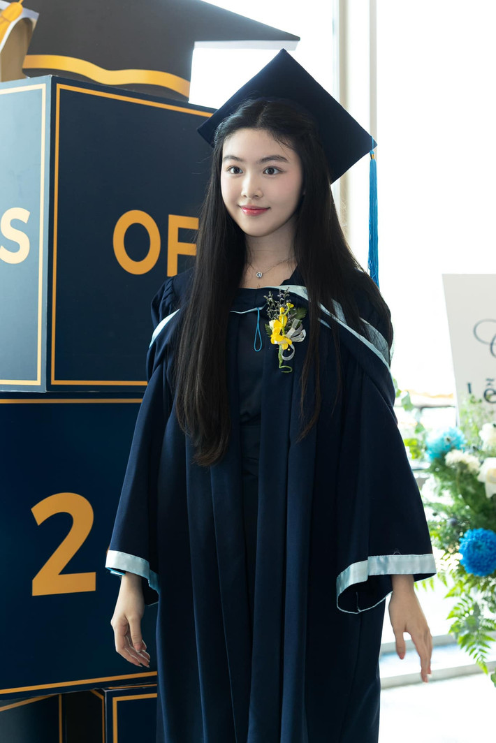 Ảnh tốt nghiệp của con gái MC Quyền Linh - Lọ Lem gây "sốt" bởi nhan sắc xinh đẹp.