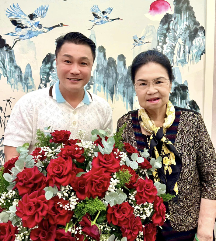Diễn viên Lý Hùng mừng thọ mẹ.