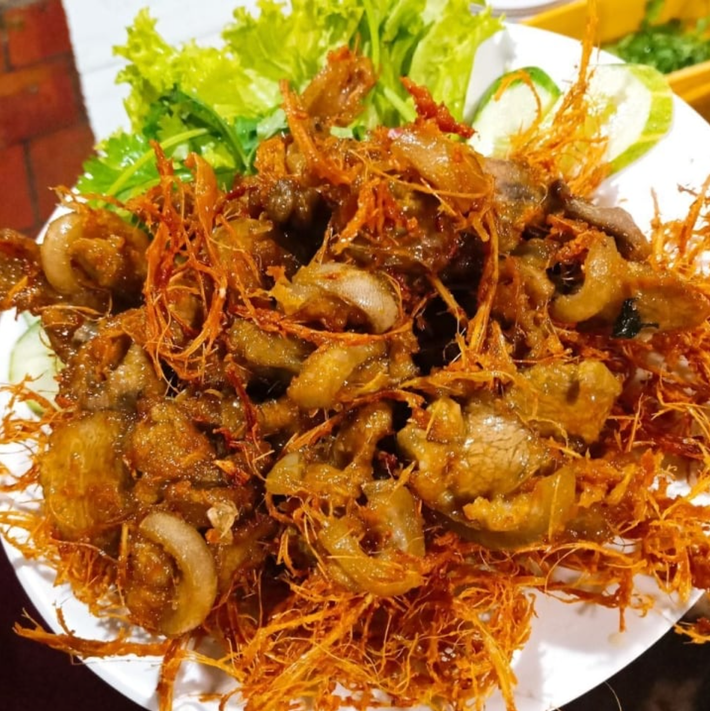 Nằm trong top ẩm thực Việt Nam có cái tên độc lạ cũng phải kể đến dê xối sả, thực chất đây là món dê xào sả ớt. Thịt dê được thái thành từng miếng nhỏ ướp với gia vị, rau mùi, gừng, ớt, sau đó xào với sả tươi, ớt và rắc với sả chiên trên đĩa.