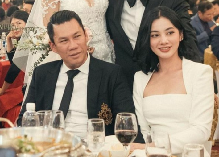 Trước Phí Phương Anh, đại gia Đức Huy từng được cho là hẹn hò với người đẹp Cẩm Đan. Trong thời điểm thi Hoa hậu Việt Nam năm 2020, Cẩm Đan vướng tin đồn tình cảm với đại gia hơn cô 27 tuổi.